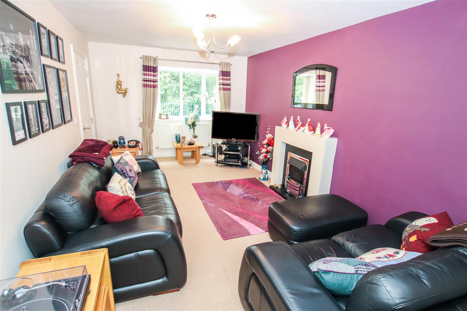 BAY FRONTED LOUNGE